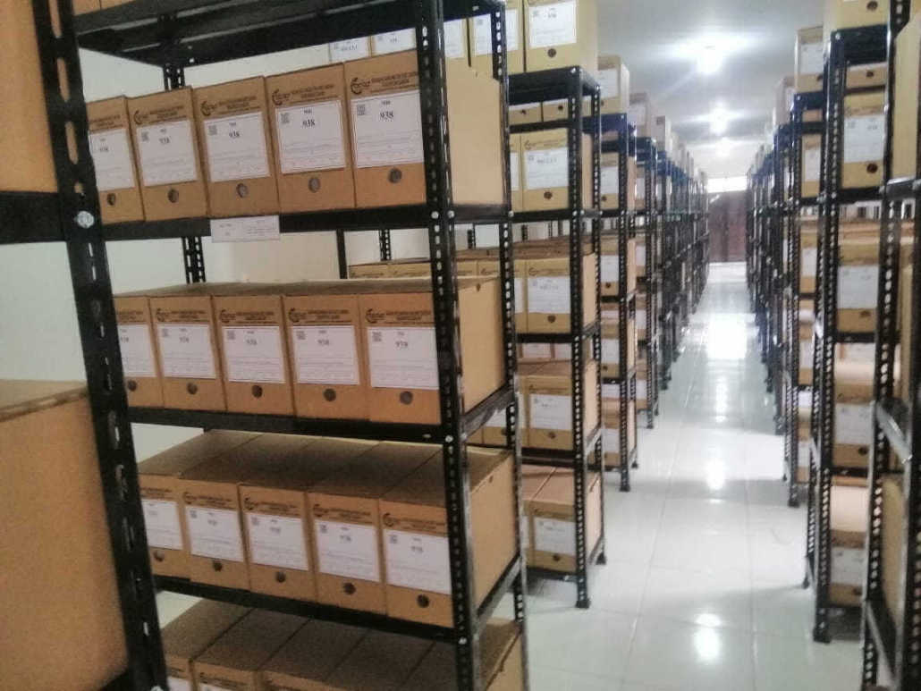 Berkas di rak arsip