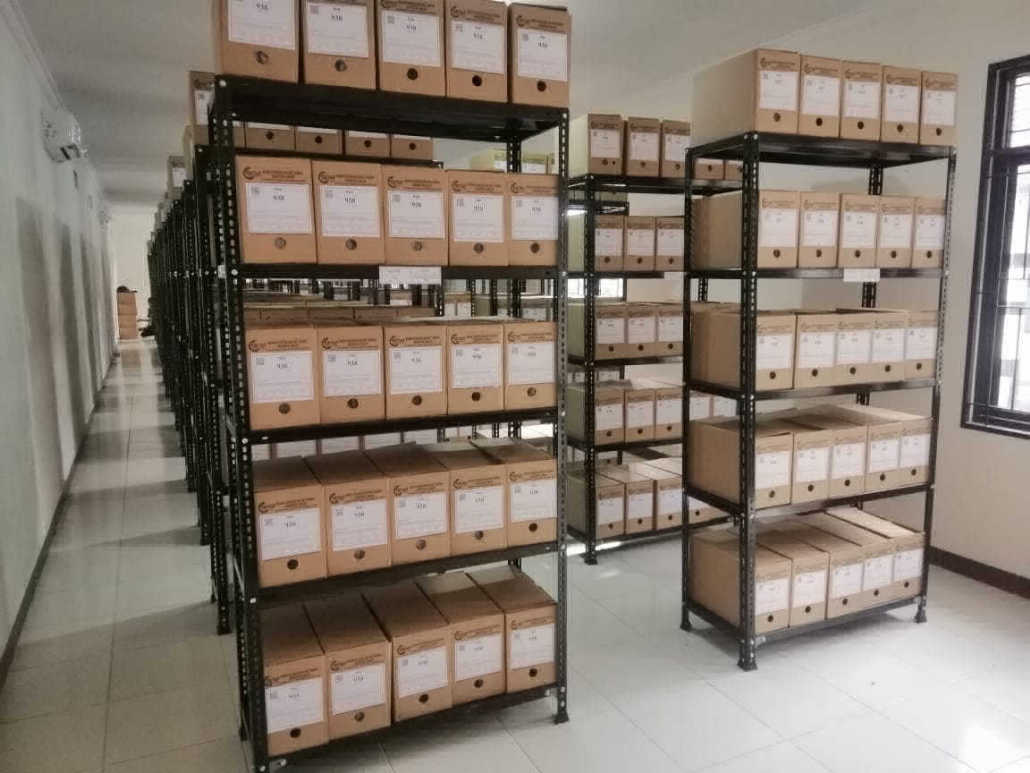 Berkas di rak arsip